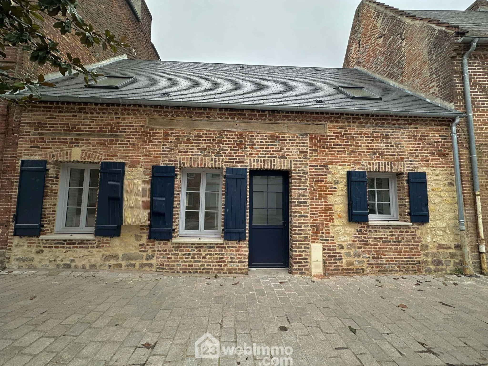 Maison rénovée de 97m² à Crécy-sur-Serre avec cour et grande pièce de vie 