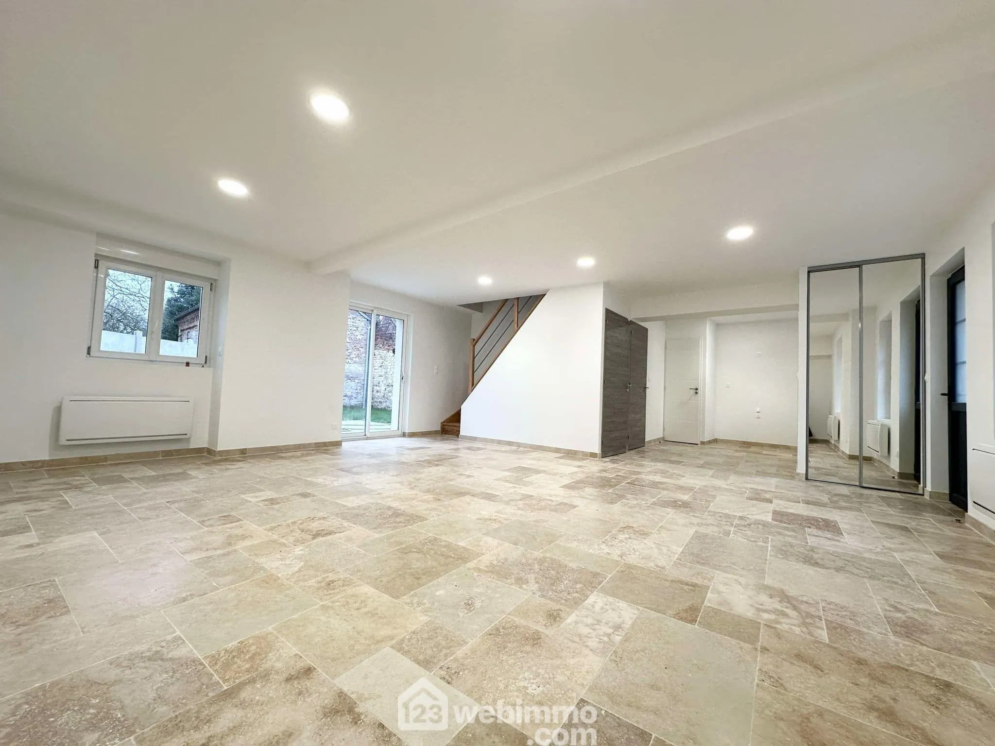 Maison rénovée de 97m² à Crécy-sur-Serre avec cour et grande pièce de vie 