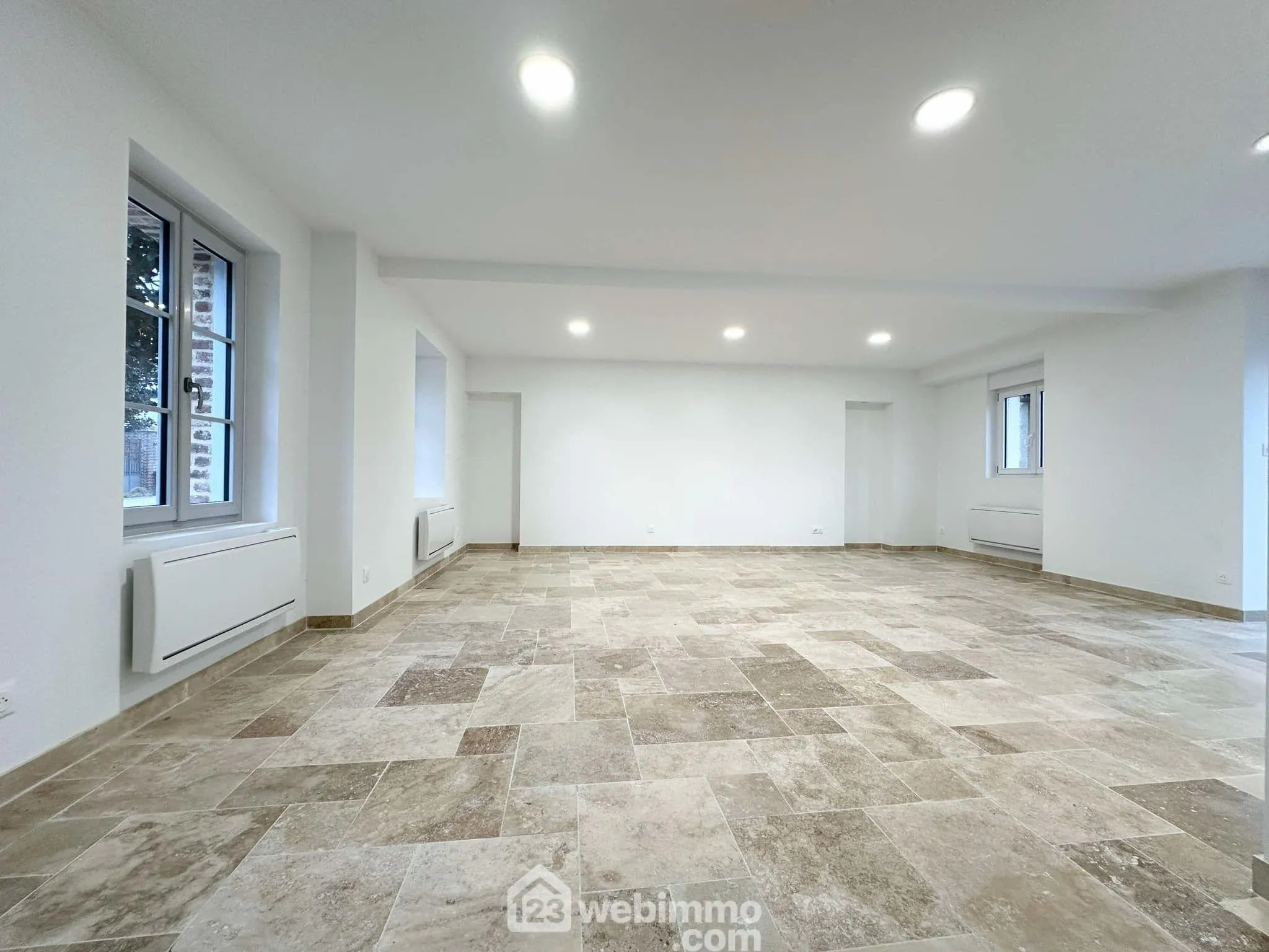 Maison rénovée de 97m² à Crécy-sur-Serre avec cour et grande pièce de vie 