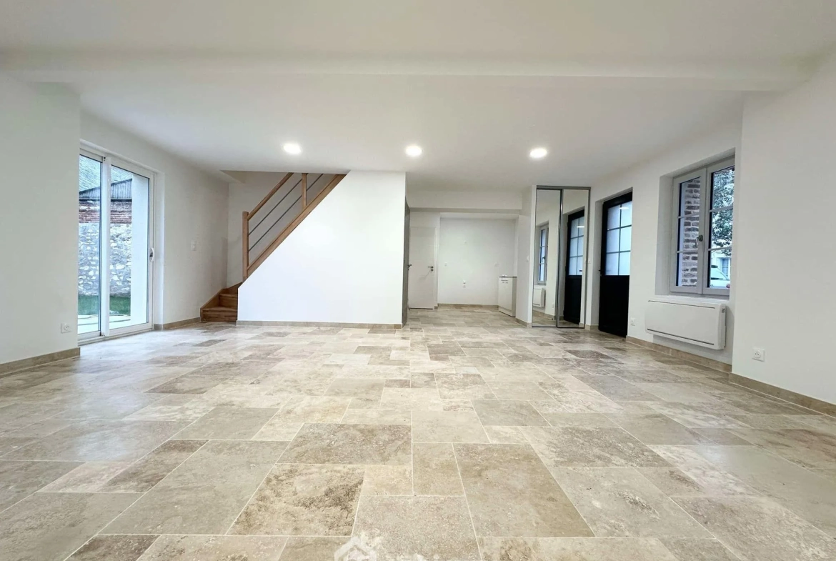Maison rénovée de 97m² à Crécy-sur-Serre avec cour et grande pièce de vie 