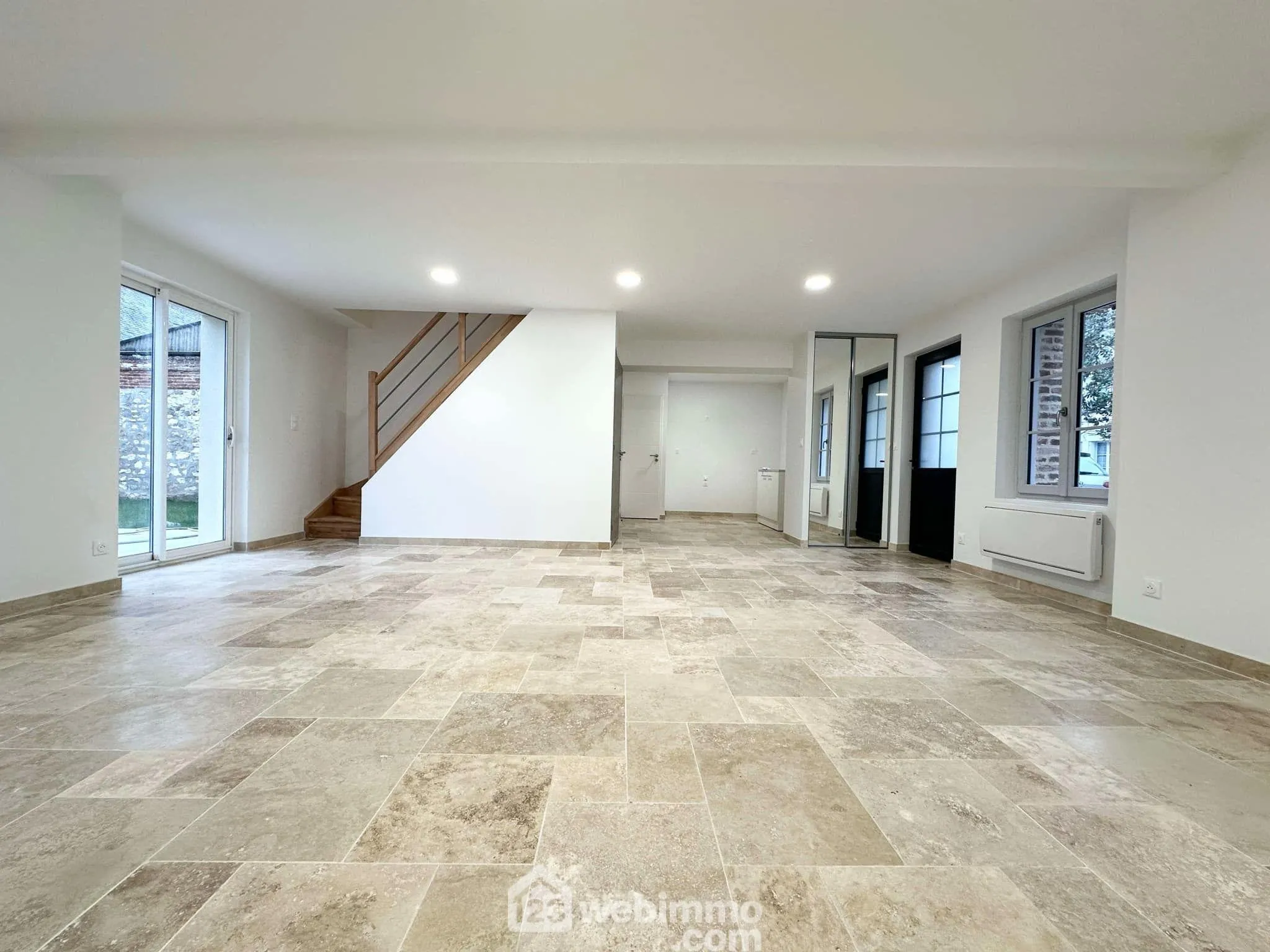 Maison rénovée de 97m² à Crécy-sur-Serre avec cour et grande pièce de vie 
