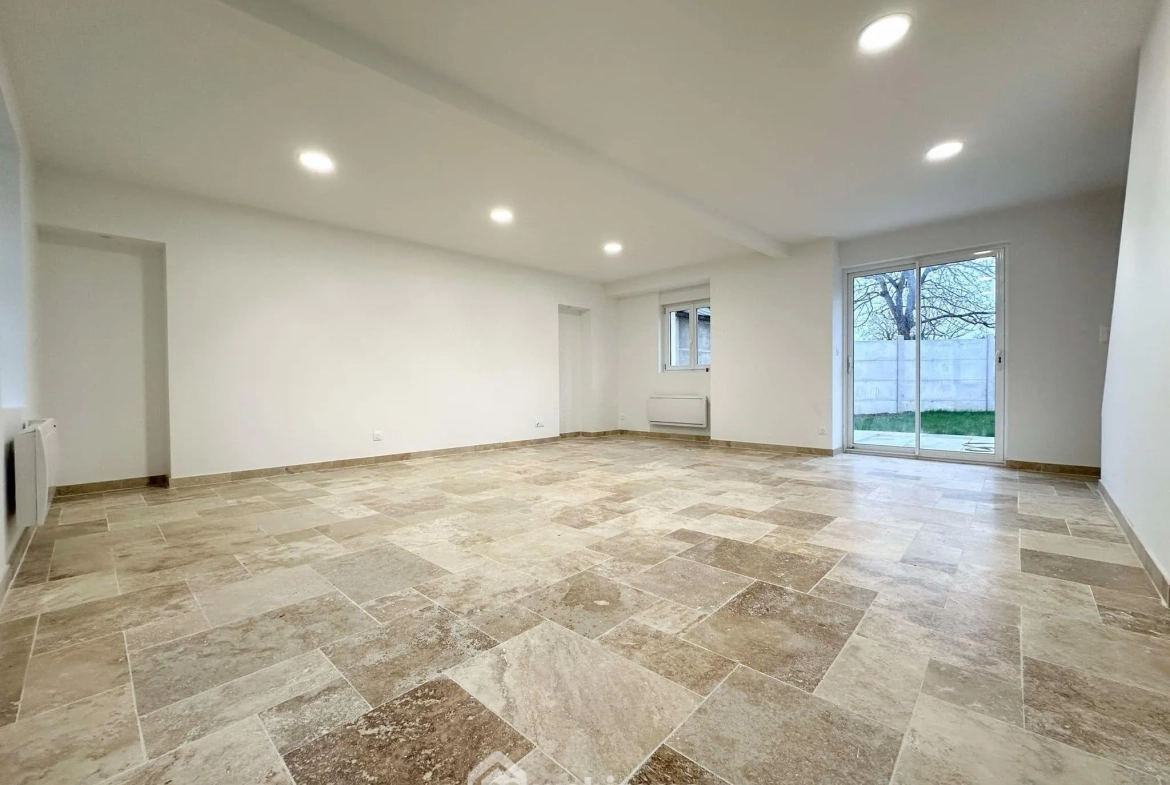Maison rénovée de 97m² à Crécy-sur-Serre avec cour et grande pièce de vie 