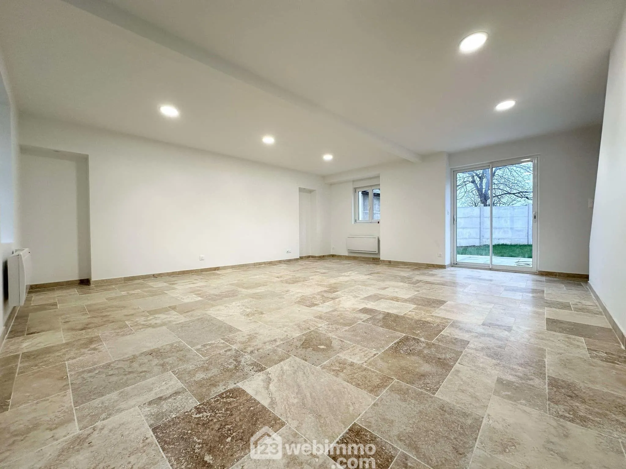 Maison rénovée de 97m² à Crécy-sur-Serre avec cour et grande pièce de vie 