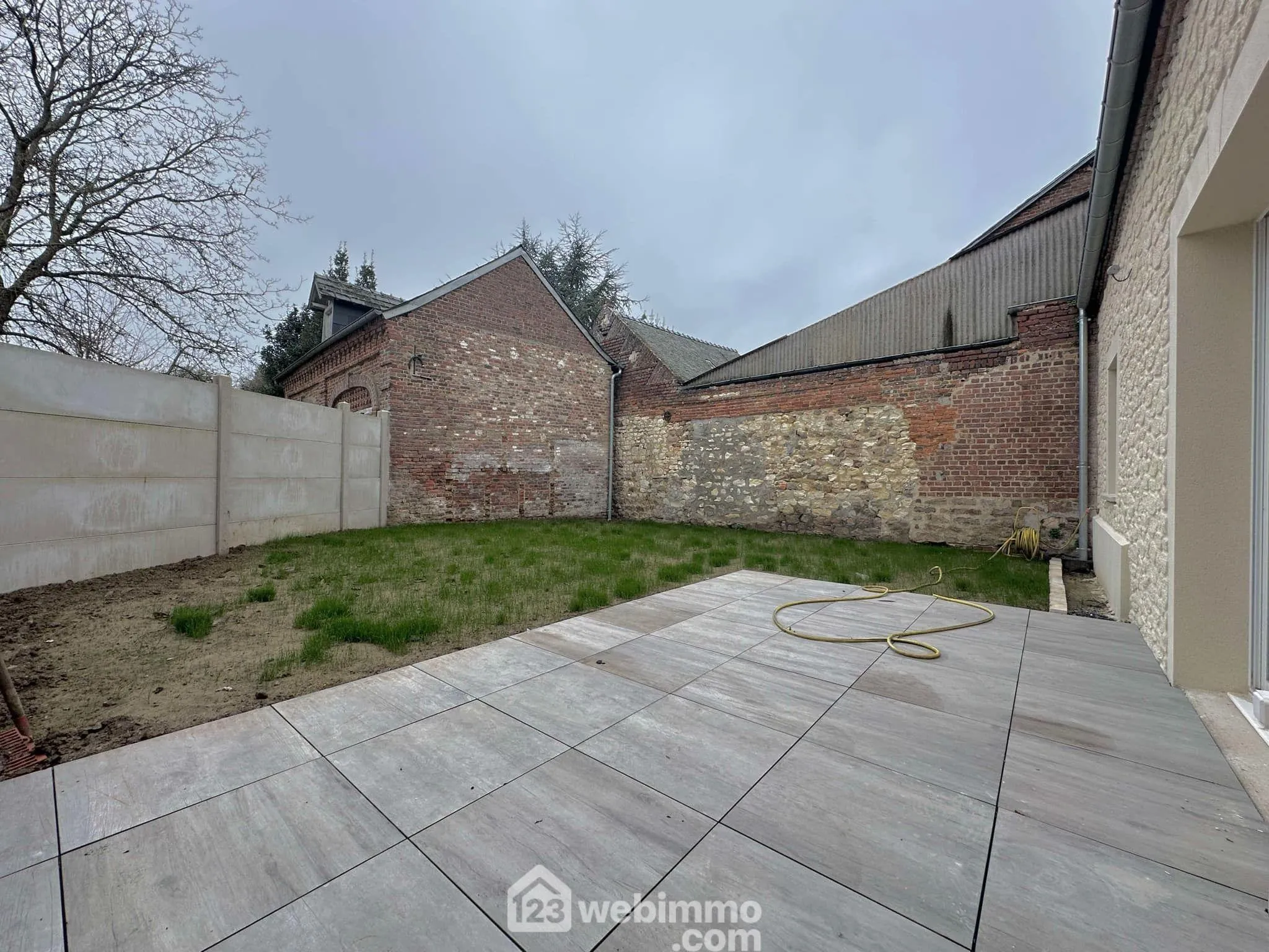 Maison rénovée de 97m² à Crécy-sur-Serre avec cour et grande pièce de vie 