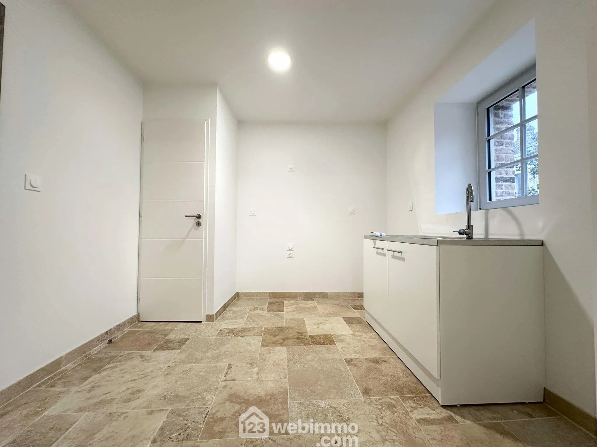 Maison rénovée de 97m² à Crécy-sur-Serre avec cour et grande pièce de vie 
