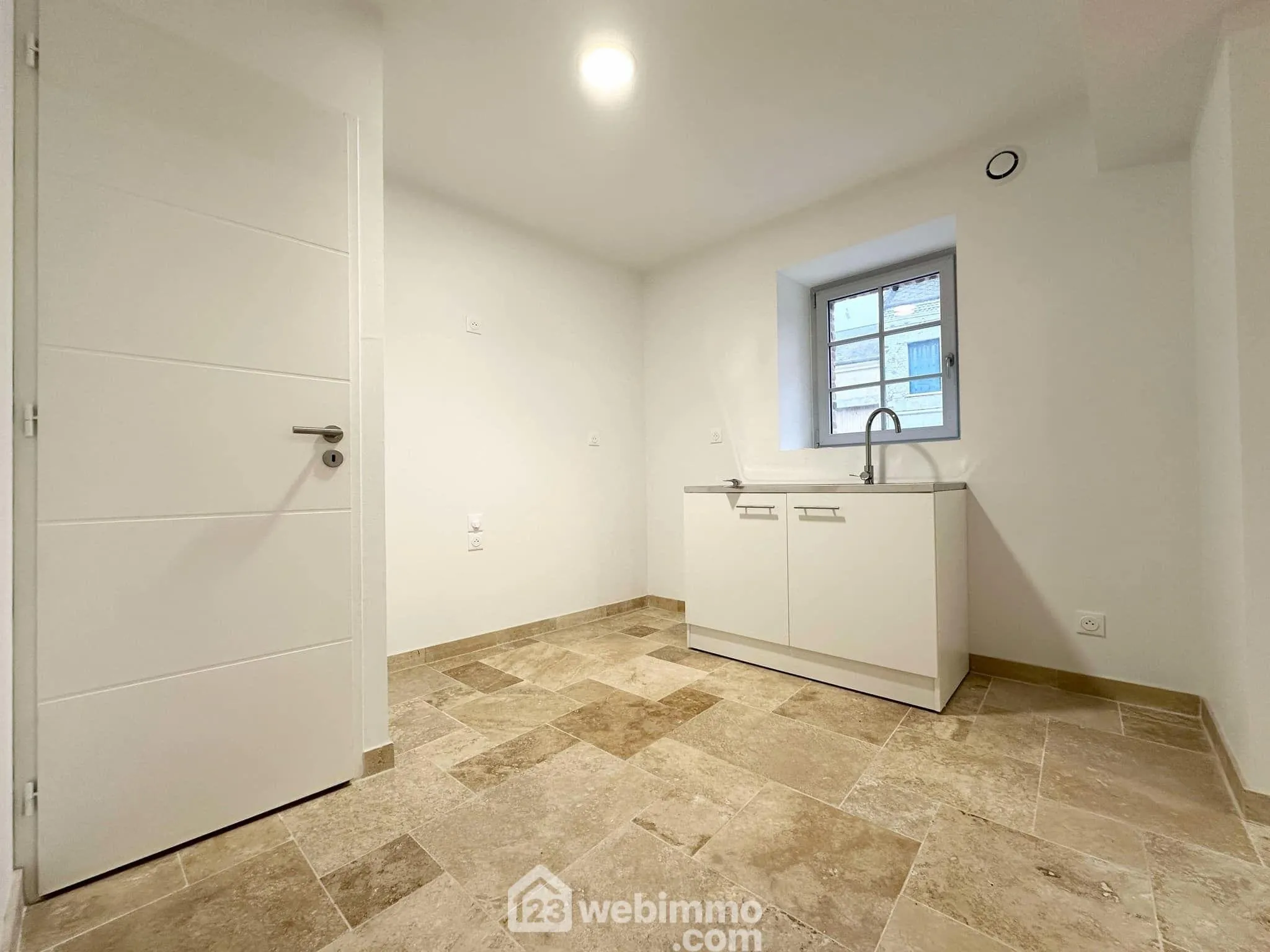 Maison rénovée de 97m² à Crécy-sur-Serre avec cour et grande pièce de vie 