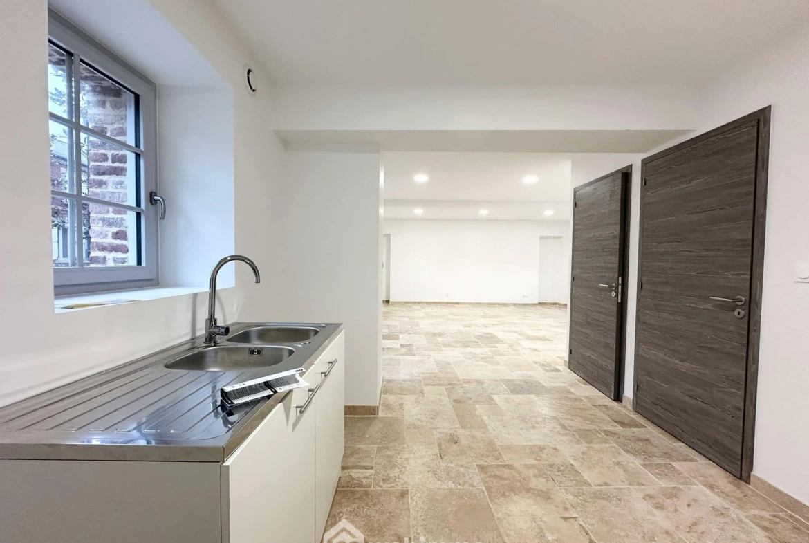 Maison rénovée de 97m² à Crécy-sur-Serre avec cour et grande pièce de vie 