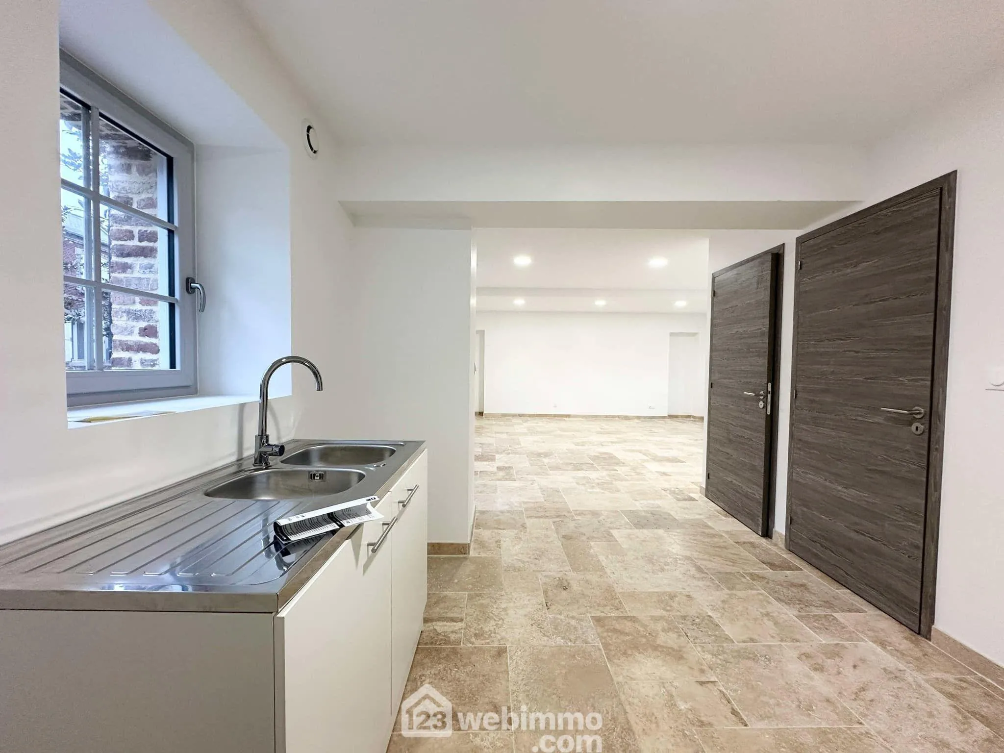 Maison rénovée de 97m² à Crécy-sur-Serre avec cour et grande pièce de vie 
