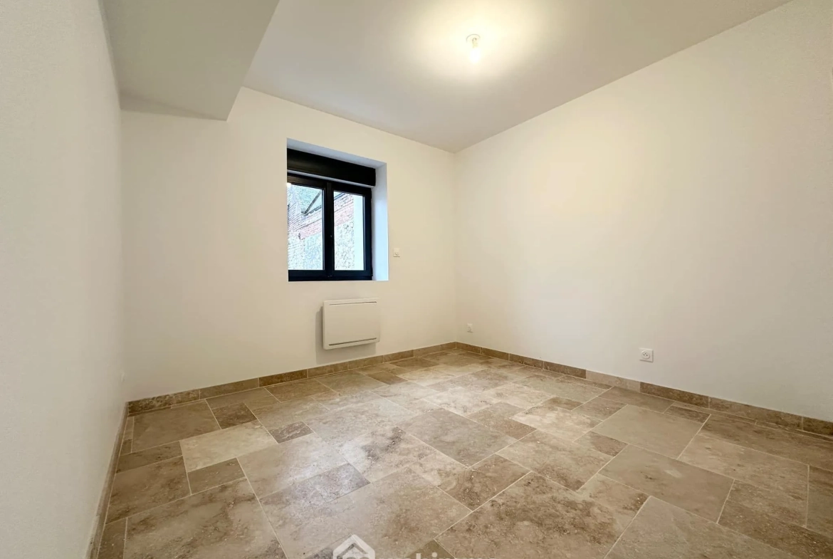 Maison rénovée de 97m² à Crécy-sur-Serre avec cour et grande pièce de vie 