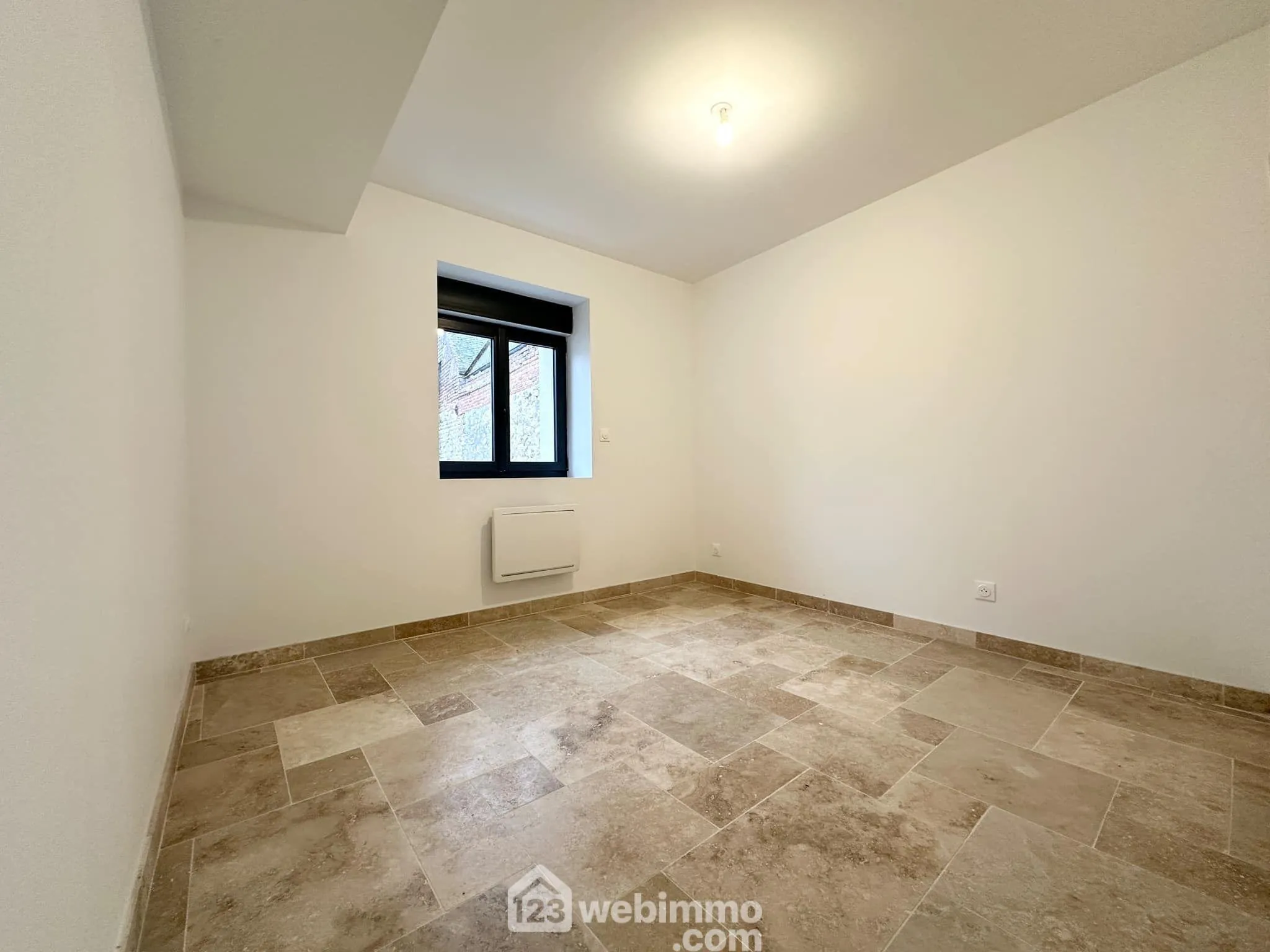 Maison rénovée de 97m² à Crécy-sur-Serre avec cour et grande pièce de vie 