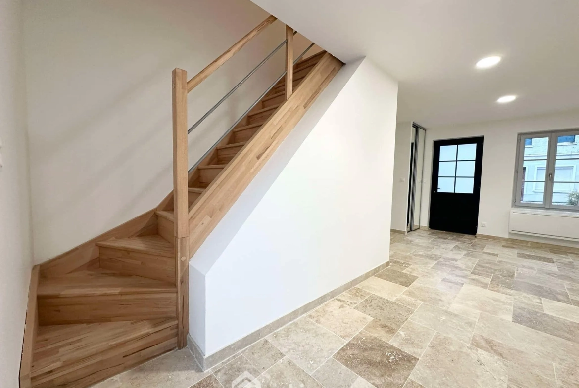 Maison rénovée de 97m² à Crécy-sur-Serre avec cour et grande pièce de vie 