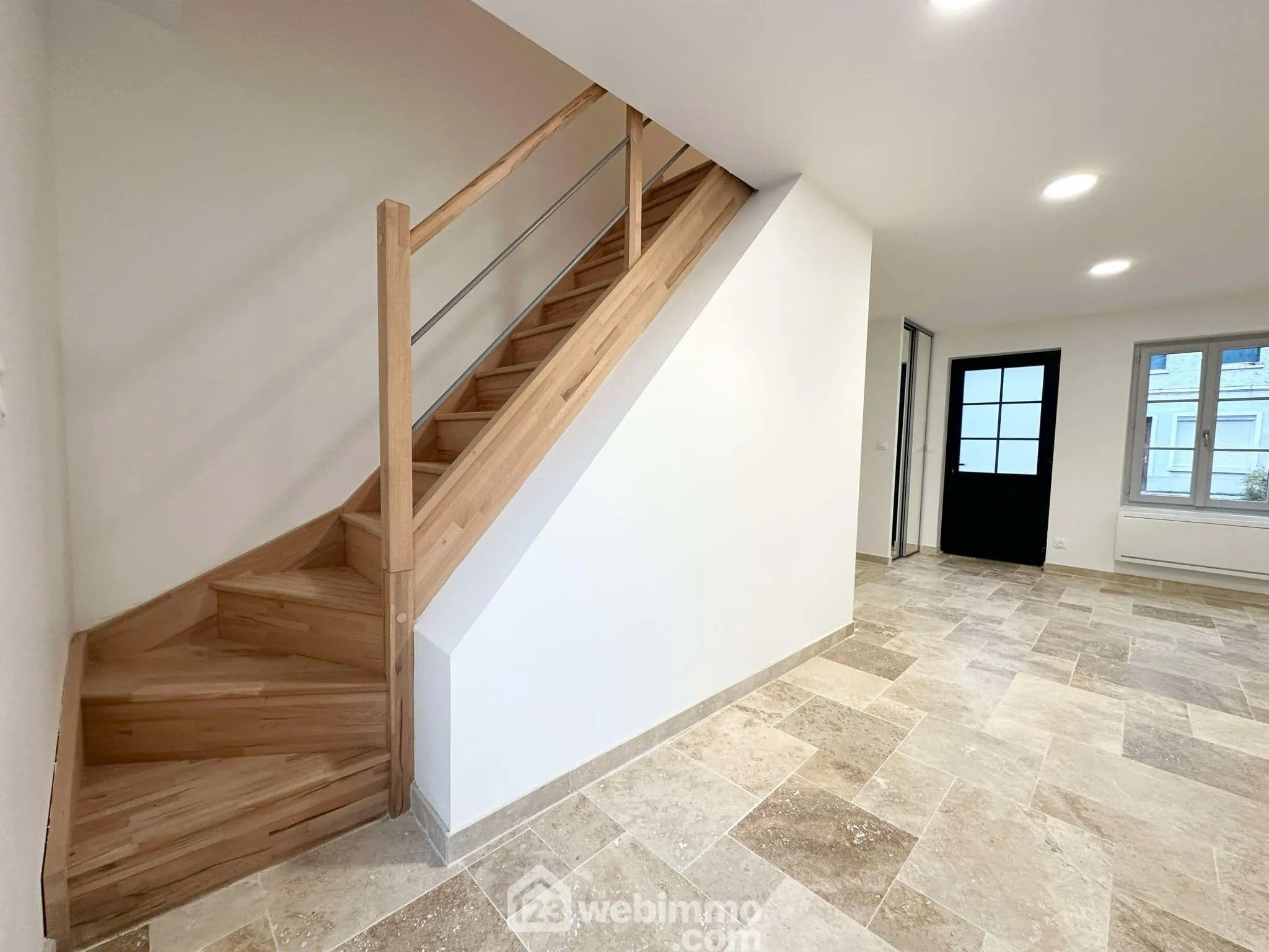 Maison rénovée de 97m² à Crécy-sur-Serre avec cour et grande pièce de vie 