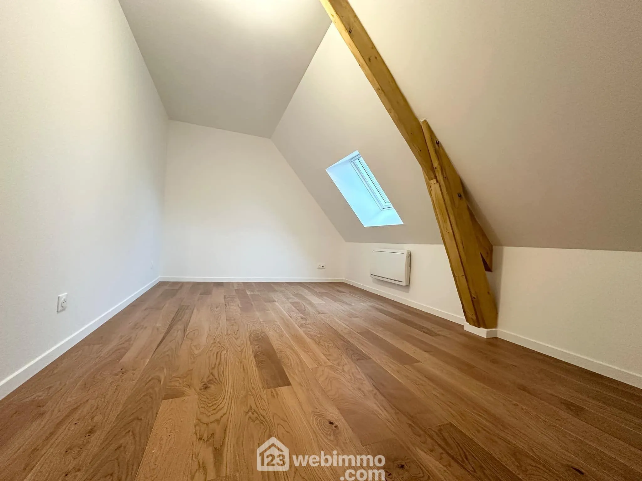 Maison rénovée de 97m² à Crécy-sur-Serre avec cour et grande pièce de vie 