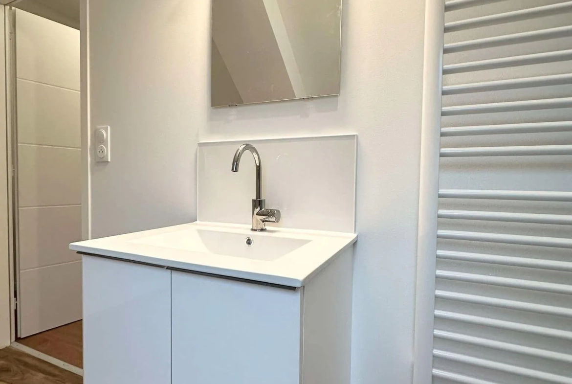 Maison rénovée de 97m² à Crécy-sur-Serre avec cour et grande pièce de vie 