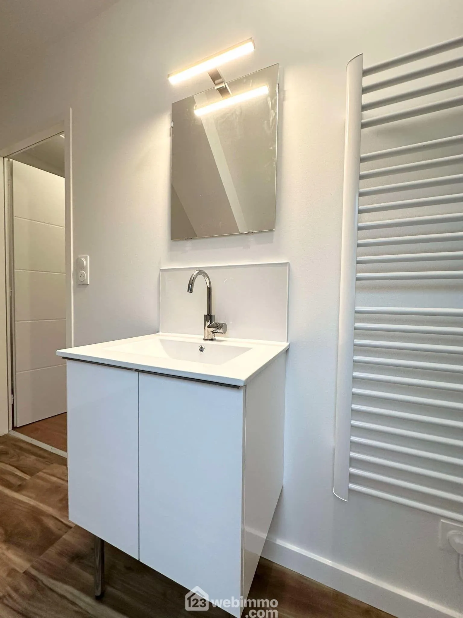 Maison rénovée de 97m² à Crécy-sur-Serre avec cour et grande pièce de vie 