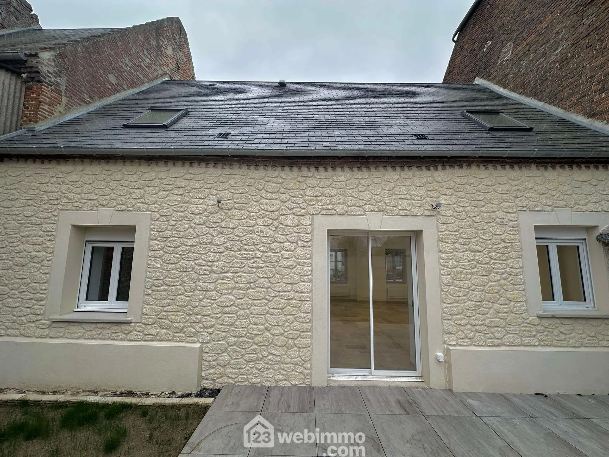 Maison rénovée de 97m² à Crécy-sur-Serre avec cour et grande pièce de vie 