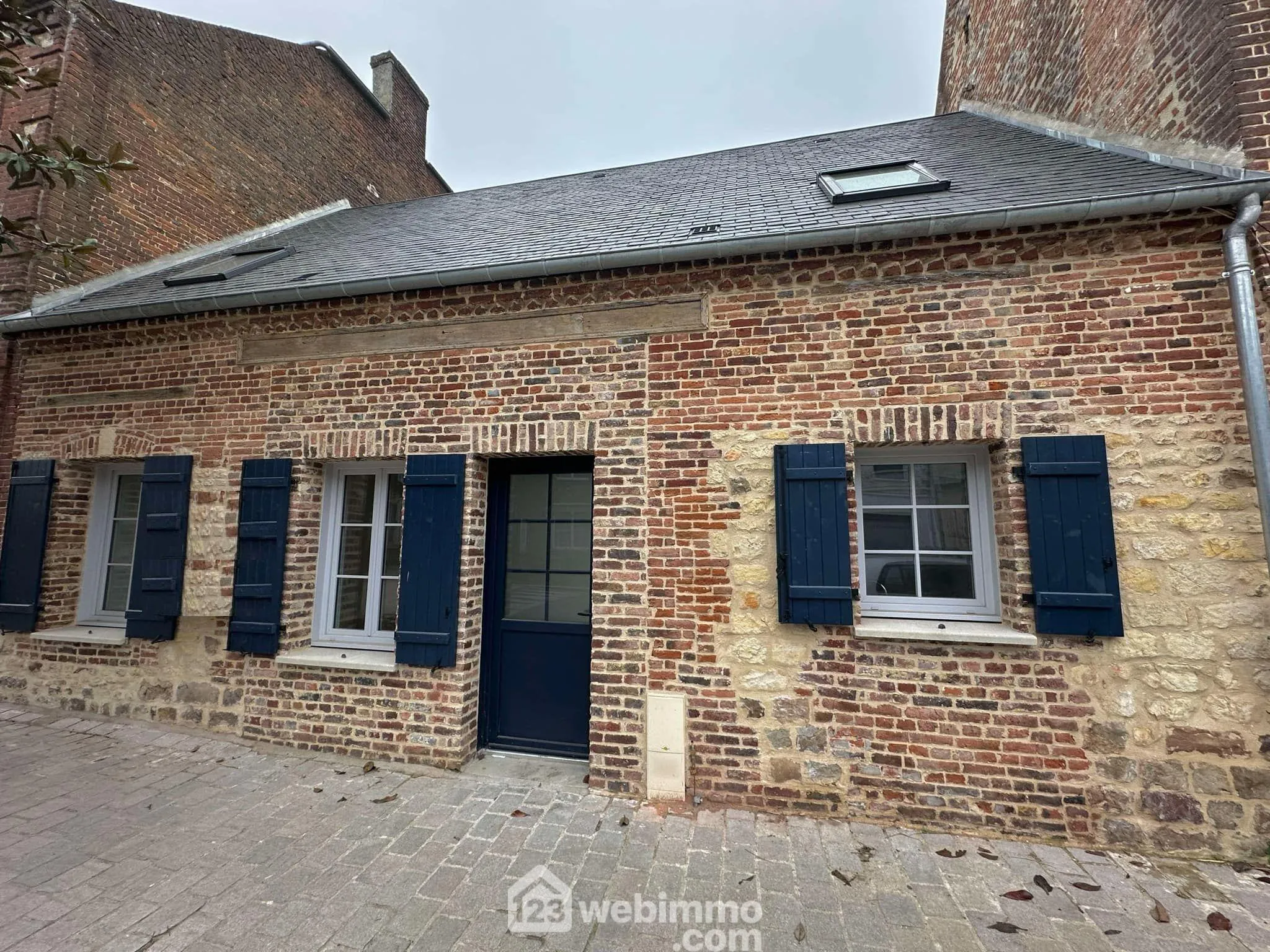 Maison rénovée de 97m² à Crécy-sur-Serre avec cour et grande pièce de vie 
