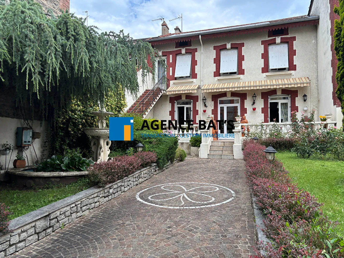 Vente maison de ville à Unieux - 130 m² avec terrasse, garage et panneaux solaires 