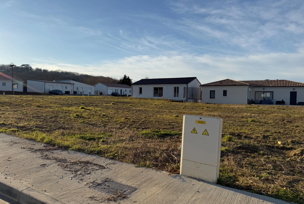 Terrain constructible à Estillac de 727 m² à vendre avec viabilisation complète 