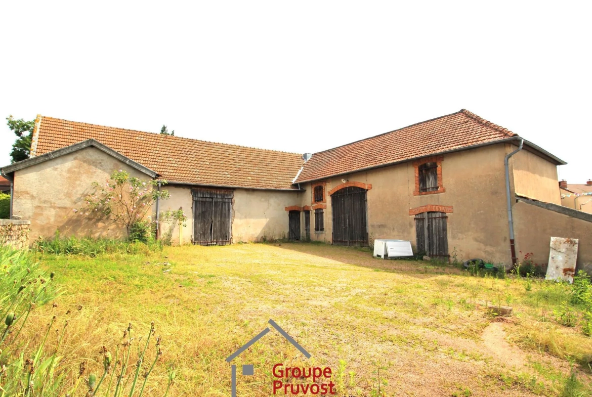 Ancienne ferme en pierre à rénover à Dompierre-les-Ormes - Potentiel Unique 
