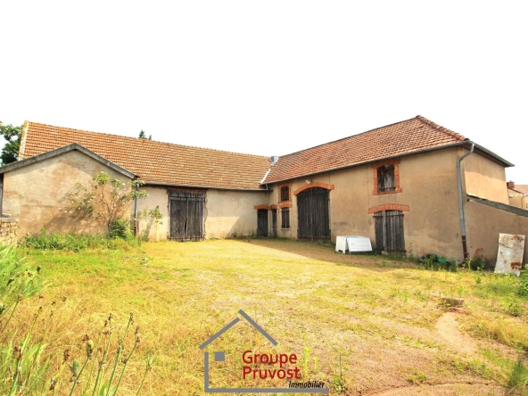 Ancienne ferme en pierre à rénover à Dompierre-les-Ormes - Potentiel Unique