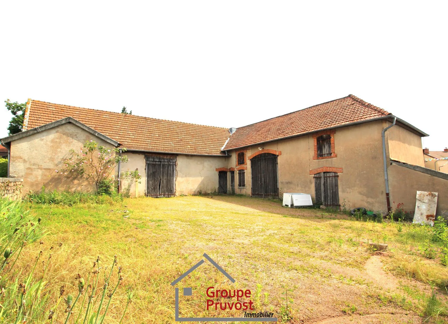 Ancienne ferme en pierre à rénover à Dompierre-les-Ormes - Potentiel Unique 