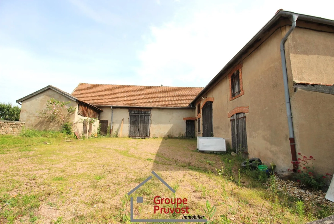 Ancienne ferme en pierre à rénover à Dompierre-les-Ormes - Potentiel Unique 