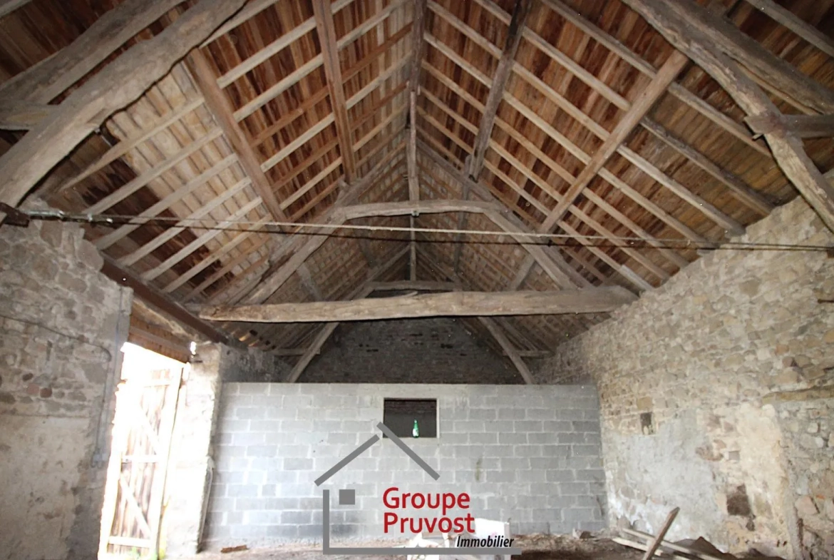 Ancienne ferme en pierre à rénover à Dompierre-les-Ormes - Potentiel Unique 