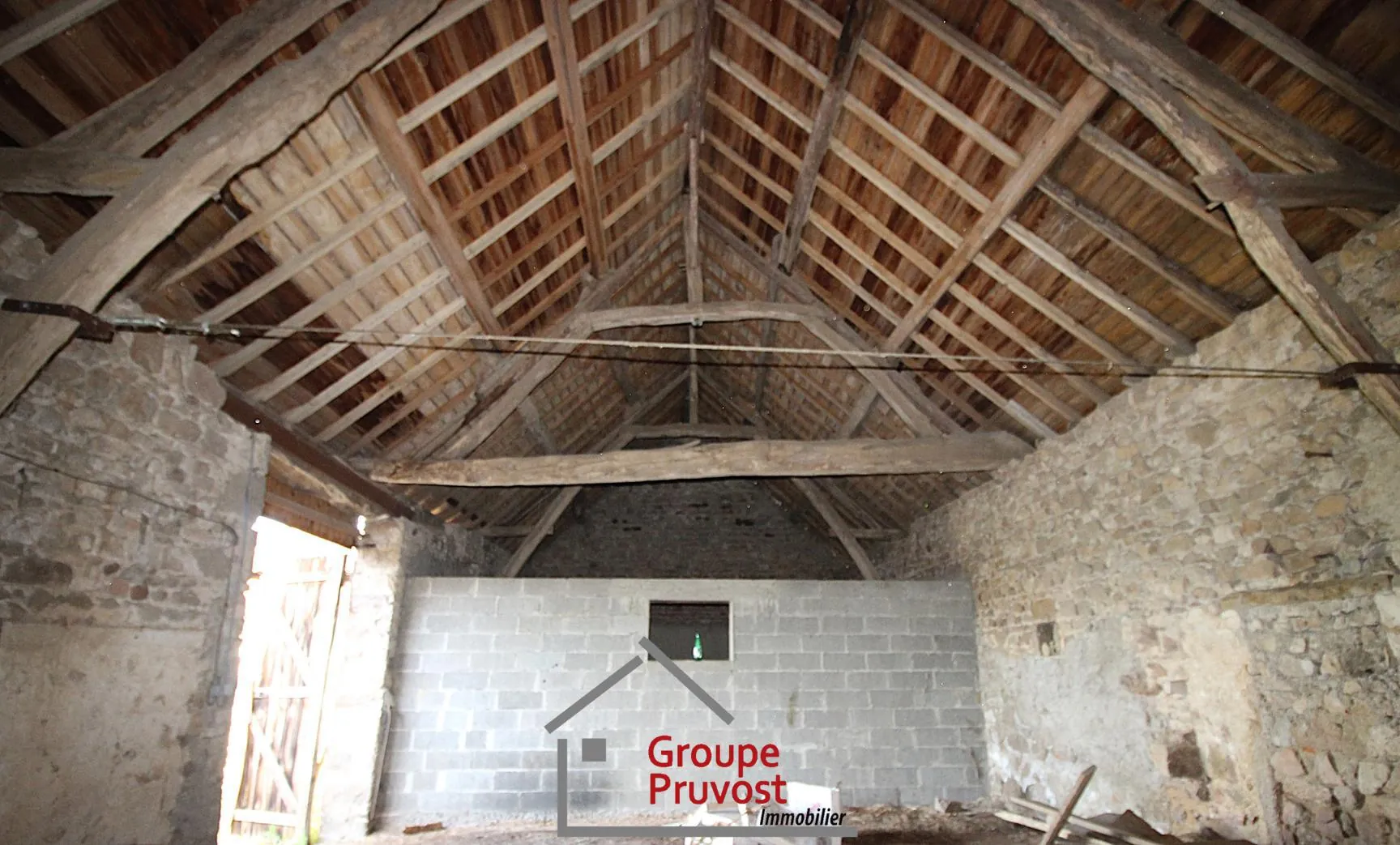 Ancienne ferme en pierre à rénover à Dompierre-les-Ormes - Potentiel Unique 