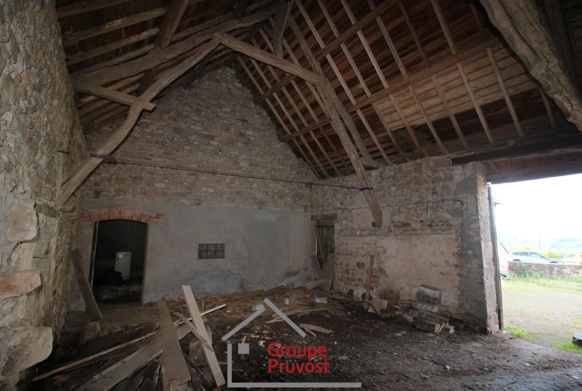 Ancienne ferme en pierre à rénover à Dompierre-les-Ormes - Potentiel Unique 