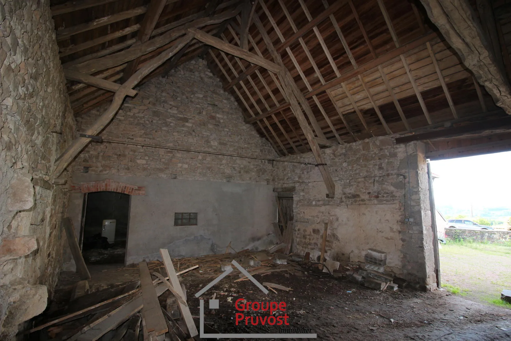 Ancienne ferme en pierre à rénover à Dompierre-les-Ormes - Potentiel Unique 