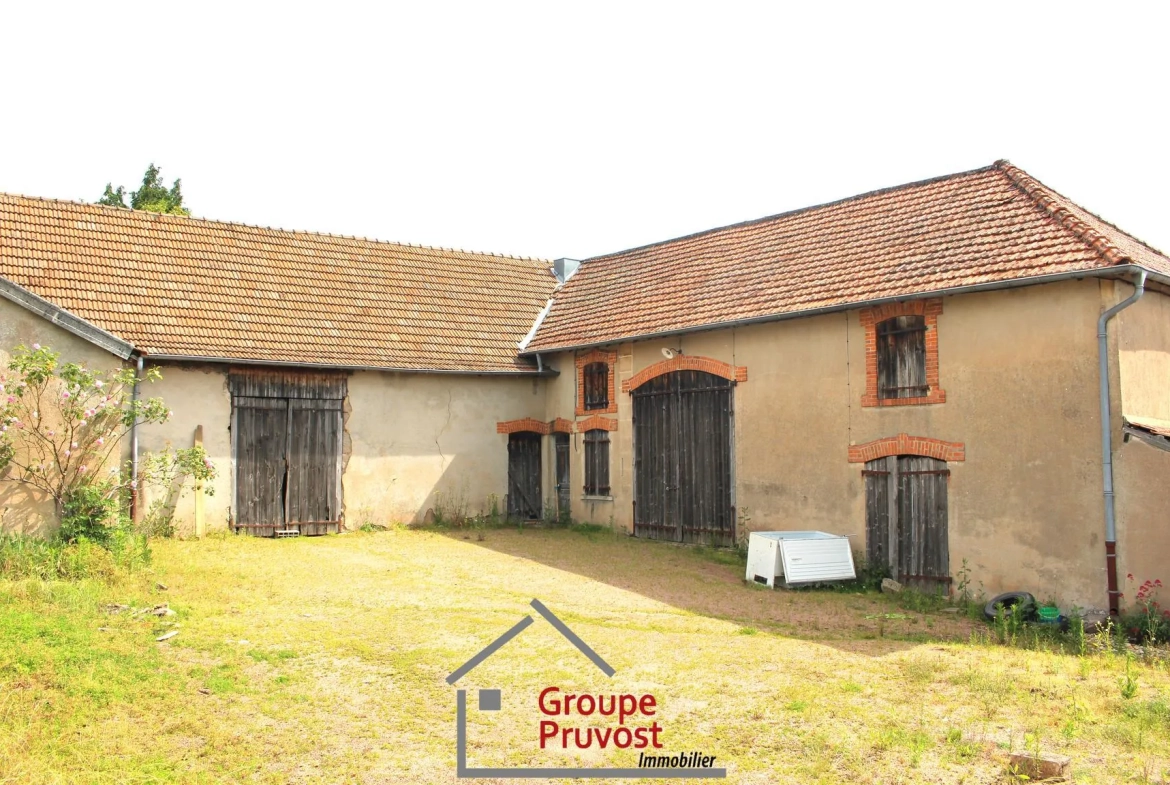 Ancienne ferme en pierre à rénover à Dompierre-les-Ormes - Potentiel Unique 