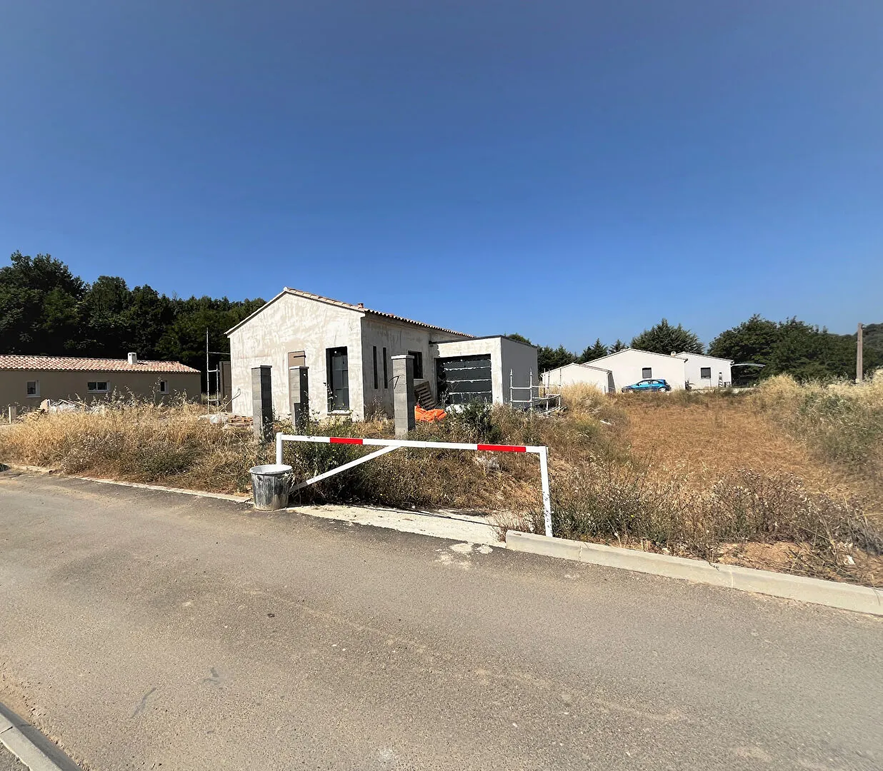 Villa neuve de plain-pied à Saignon avec 3 chambres et garage 