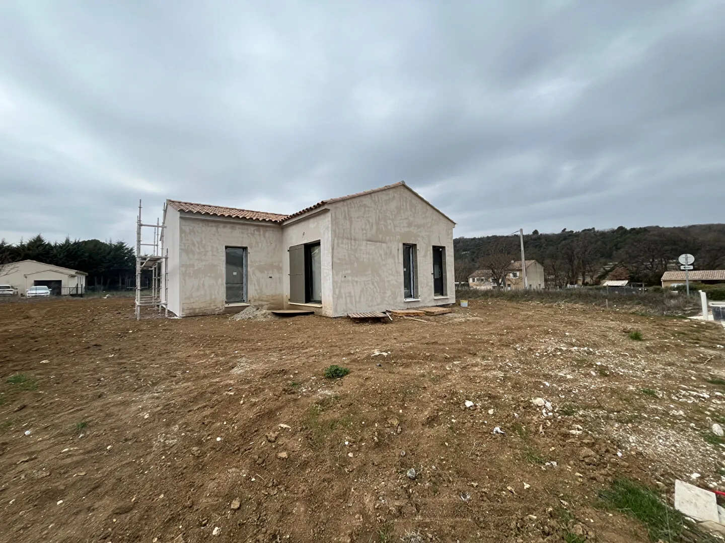 Villa neuve de plain-pied à Saignon avec 3 chambres et garage 