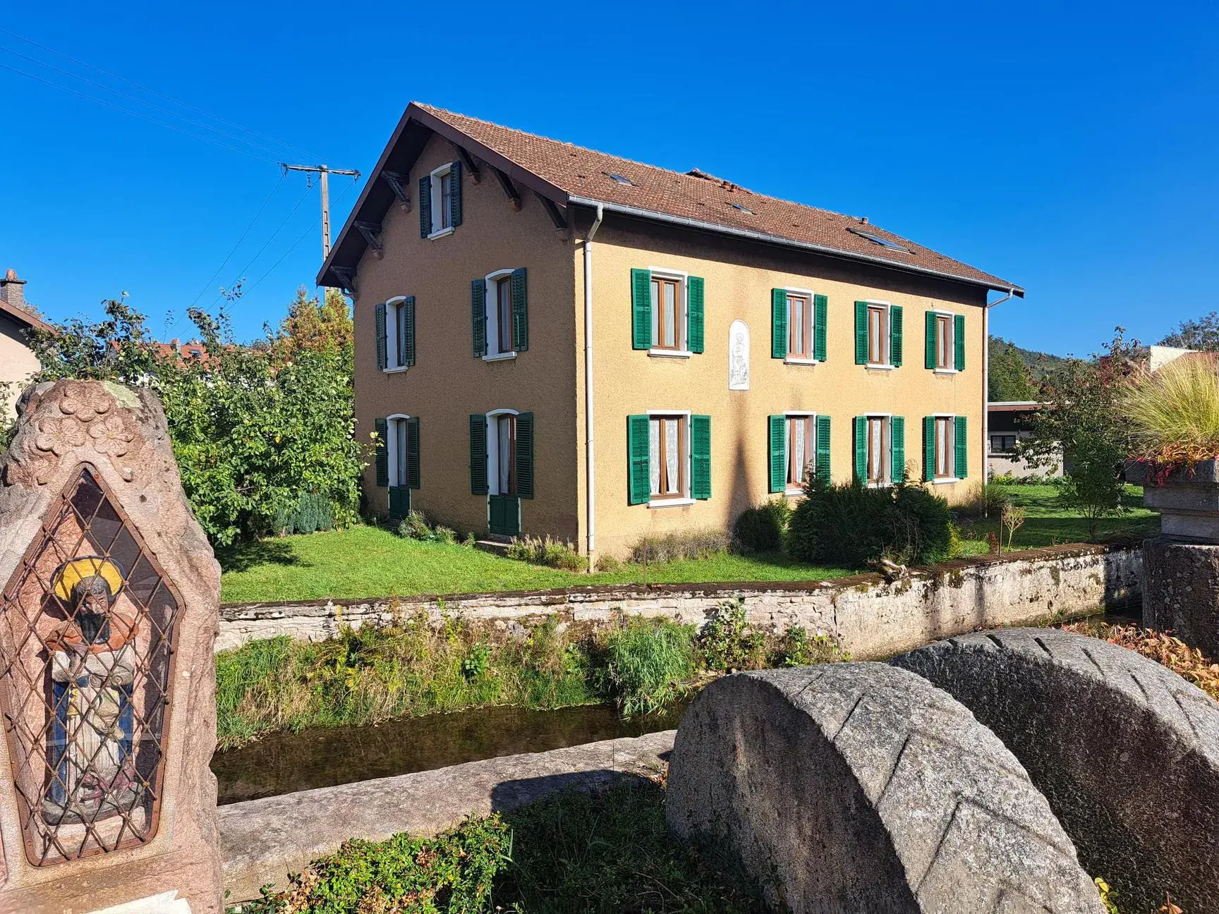 Maison bourgeoise de 220 m² à Docelles, potentiel immobilier exceptionnel 