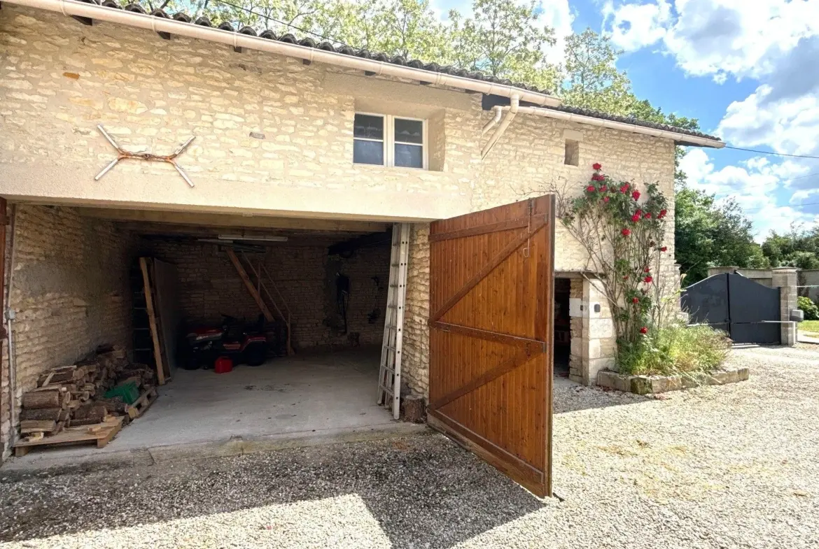 Maison de 160 m² avec piscine et grange à Saint-Martin-la-Pallu 
