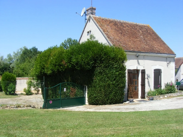 Maison à Chabris avec jardin clos, dépendances et confort