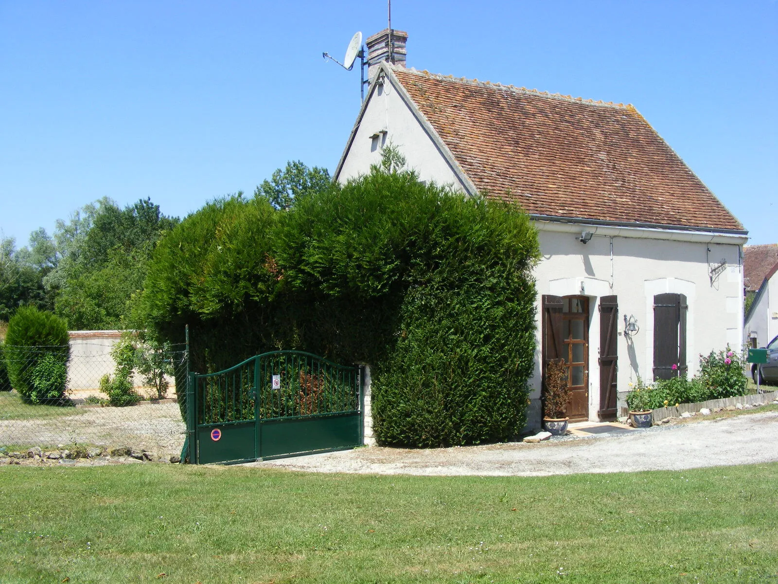 Maison à Chabris avec jardin clos, dépendances et confort 