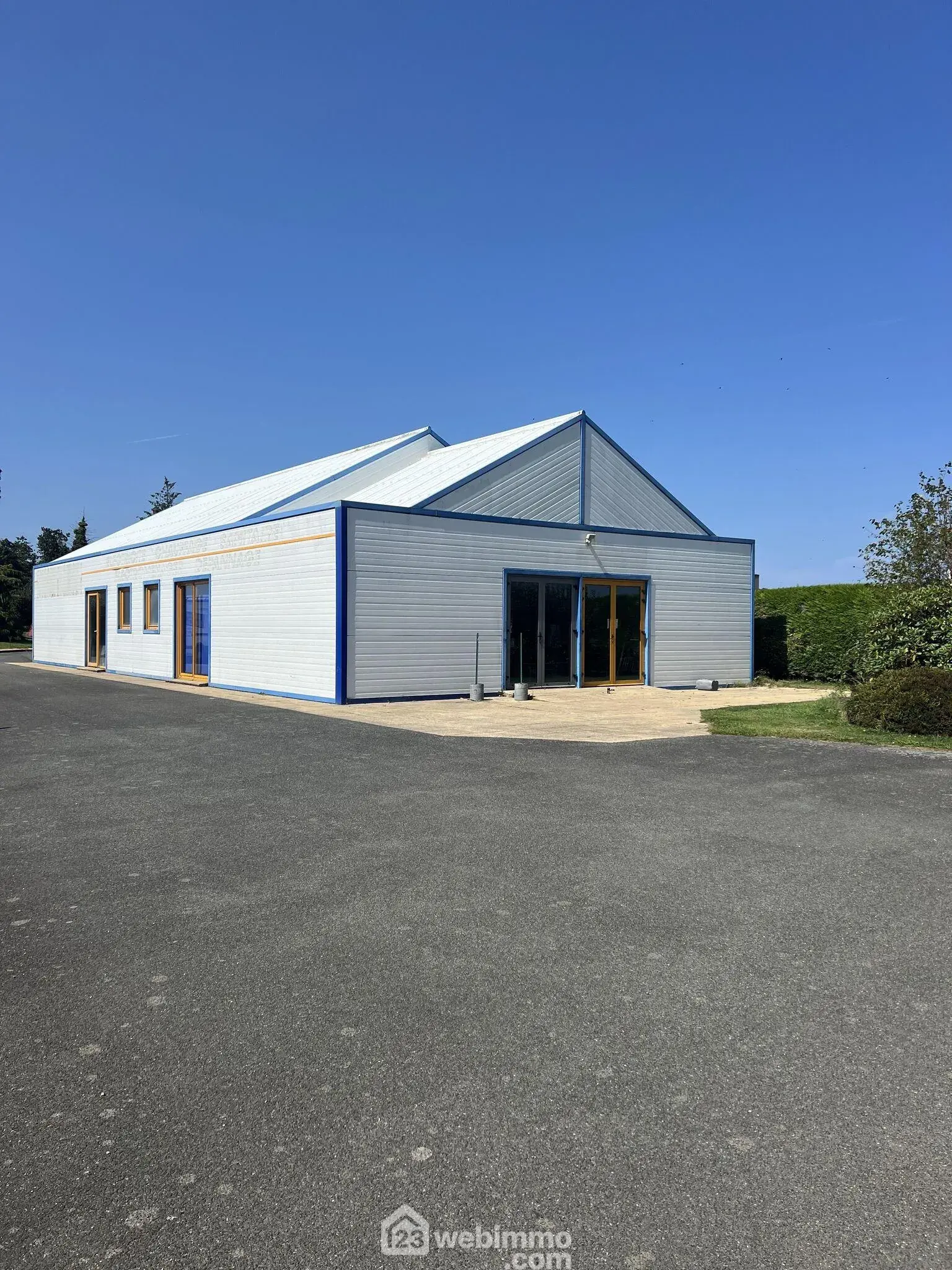 Bâtiment modulable de 255 m² à Ploumilliau pour activité de stockage ou location 
