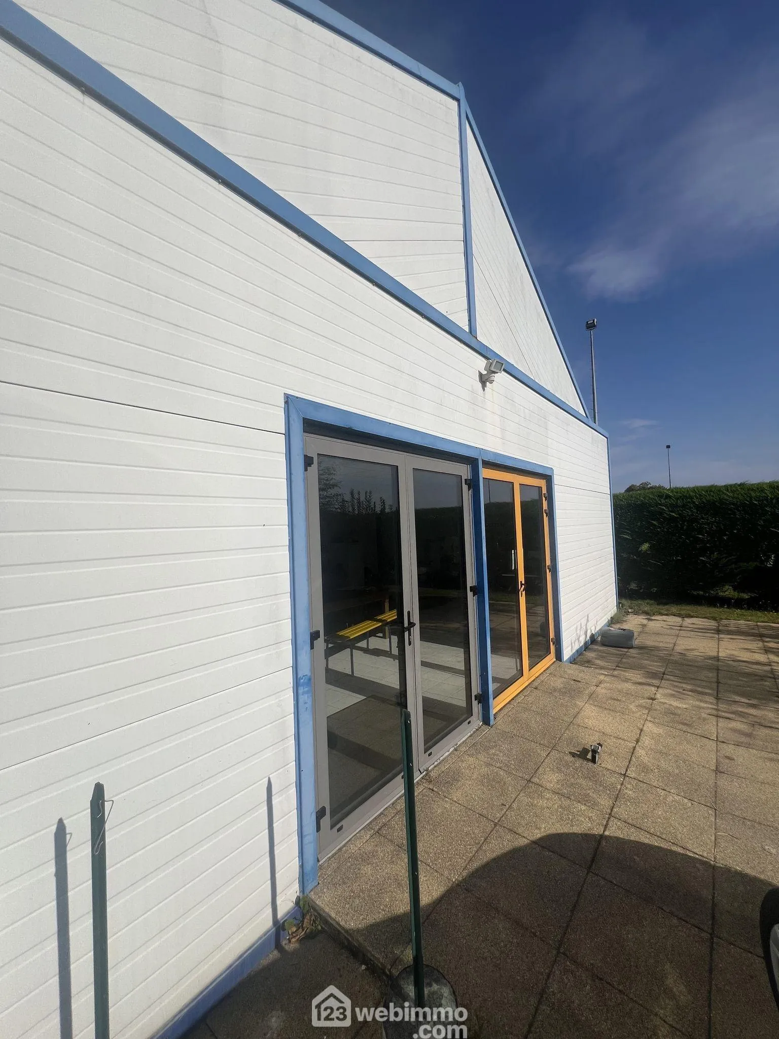 Bâtiment modulable de 255 m² à Ploumilliau pour activité de stockage ou location 