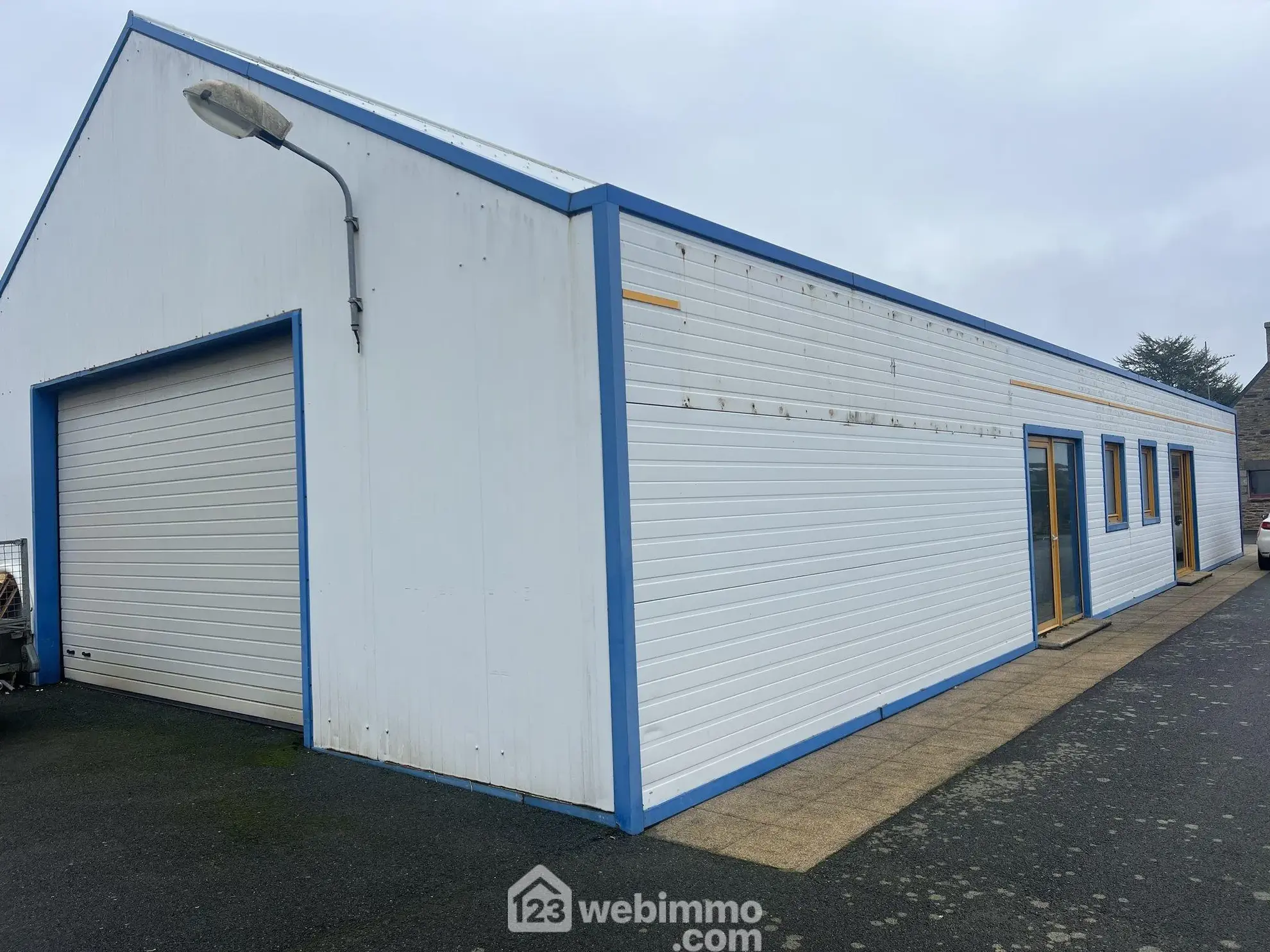 Bâtiment modulable de 255 m² à Ploumilliau pour activité de stockage ou location 