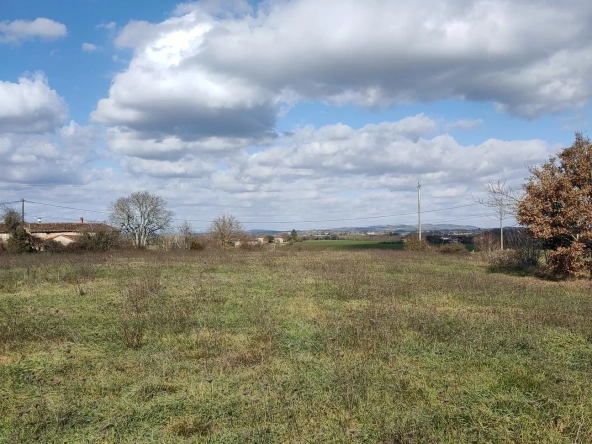 Terrain à bâtir viabilisé de 2000 m² à Valderiès, vue dégagée