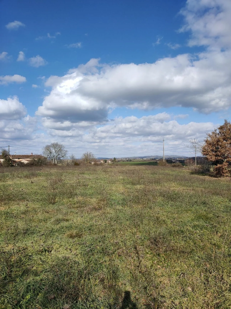 Terrain à bâtir viabilisé de 2000 m² à Valderiès, vue dégagée