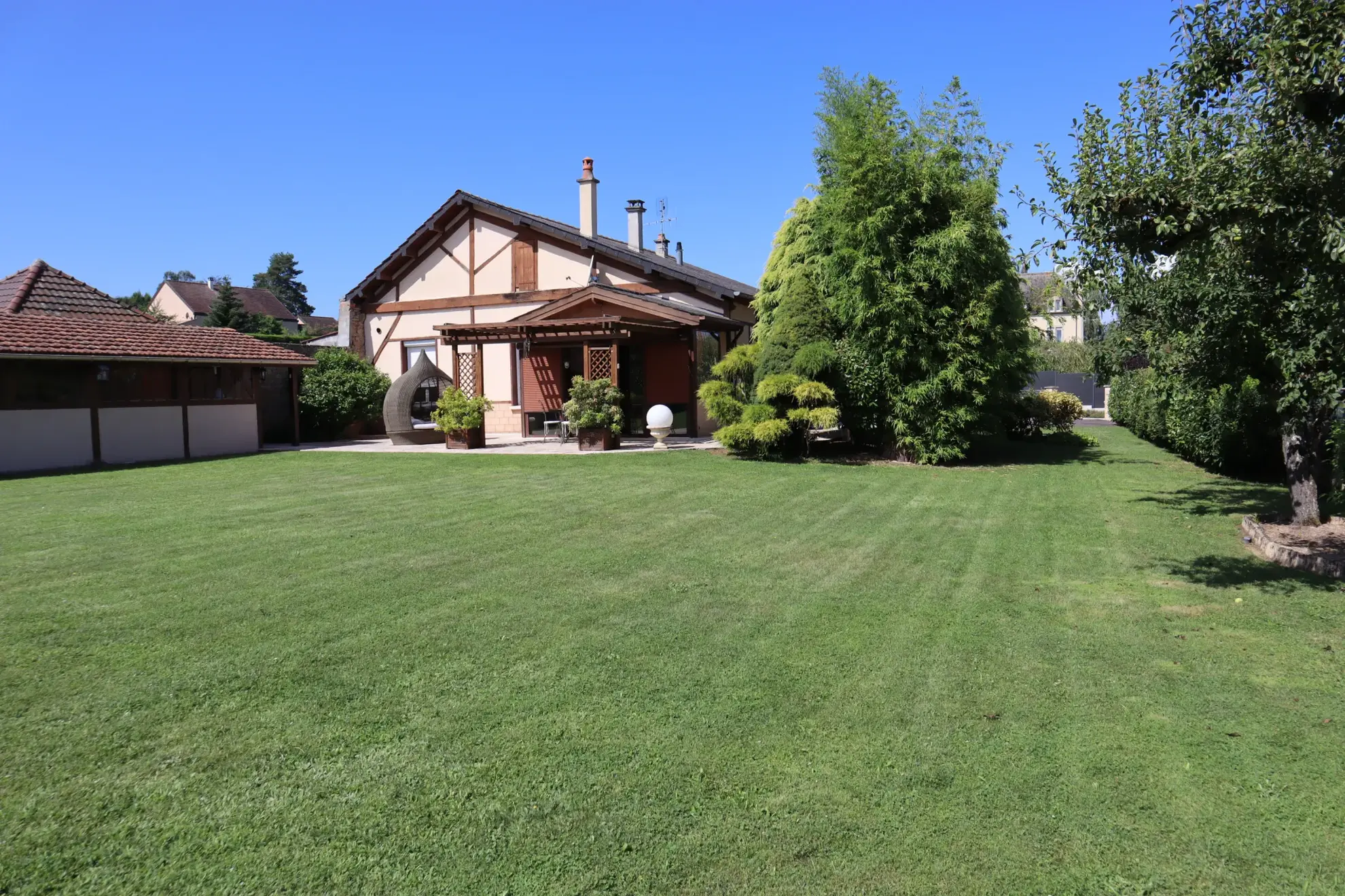 Maison à Autun avec extérieur aménagé, 3 chambres, garage et jardin 