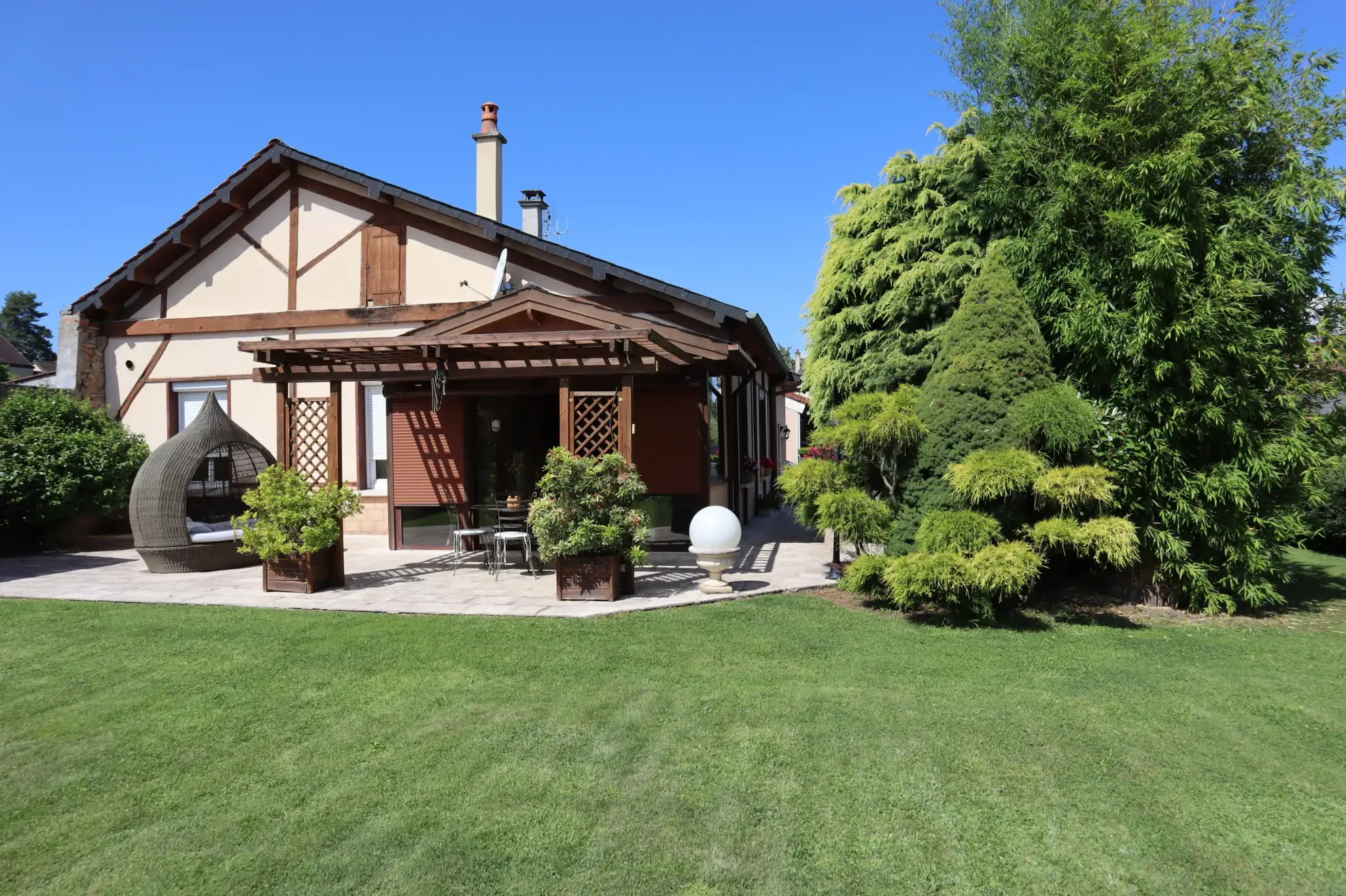 Maison à Autun avec extérieur aménagé, 3 chambres, garage et jardin 