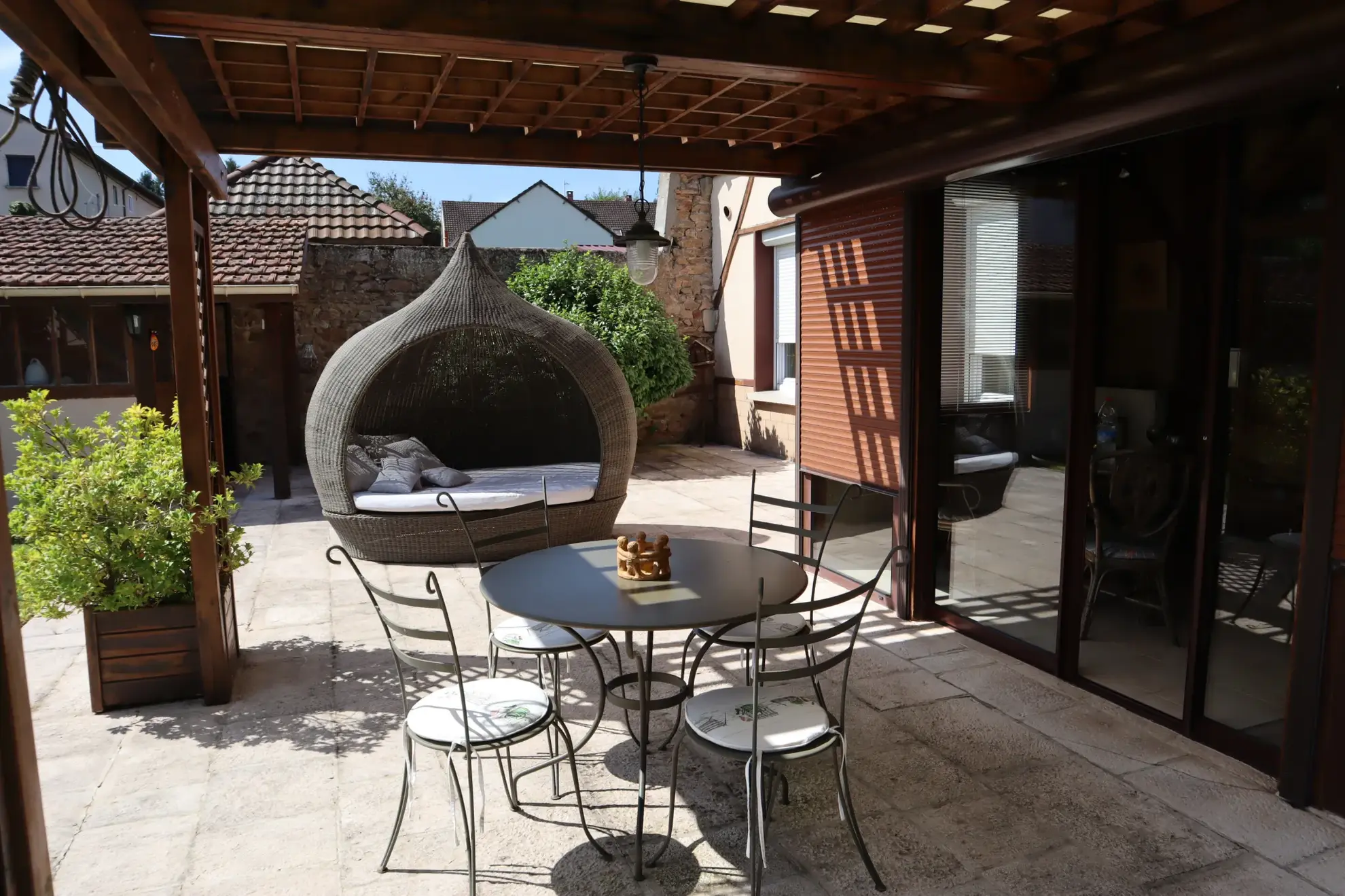 Maison à Autun avec extérieur aménagé, 3 chambres, garage et jardin 