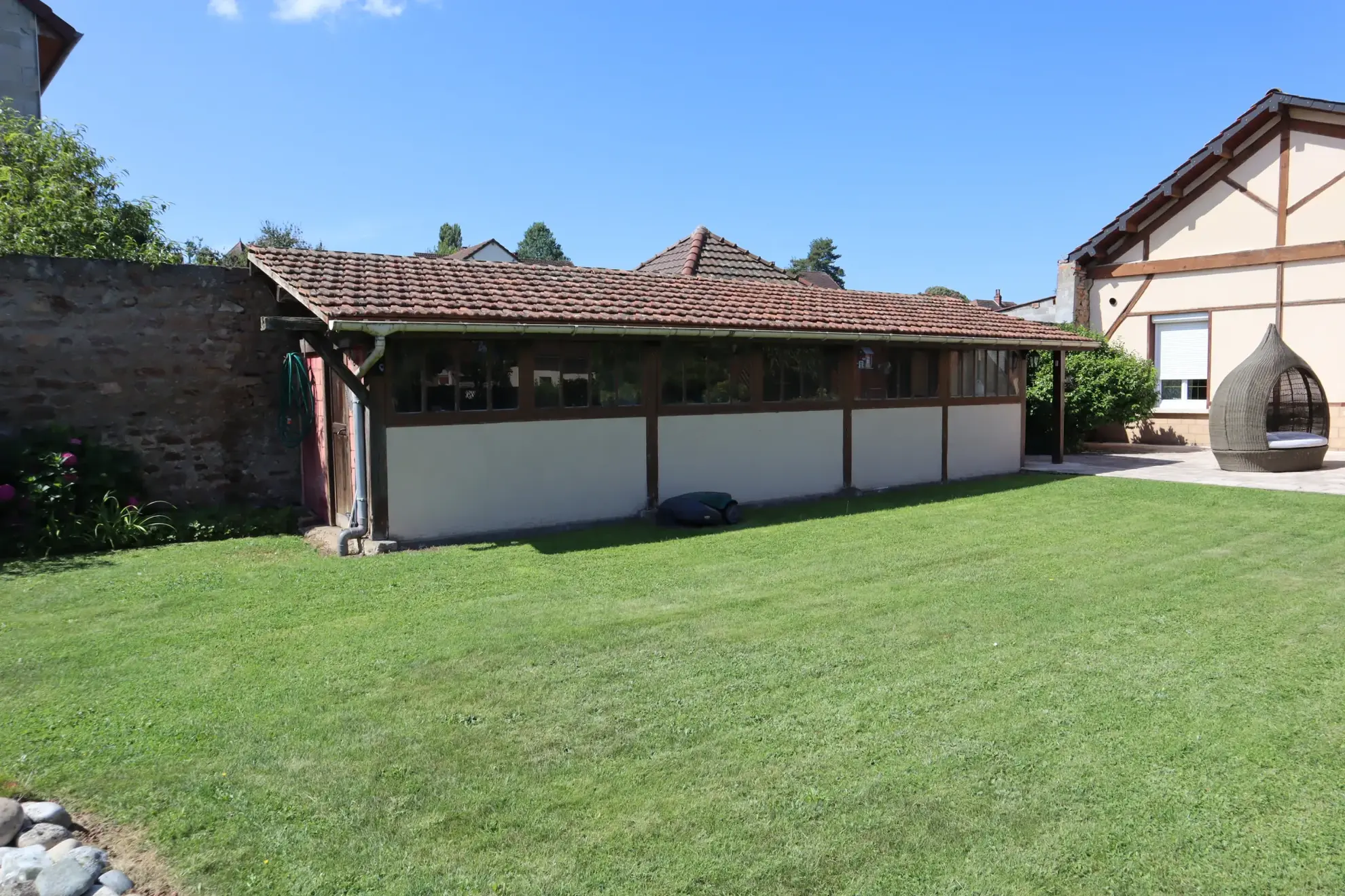 Maison à Autun avec extérieur aménagé, 3 chambres, garage et jardin 