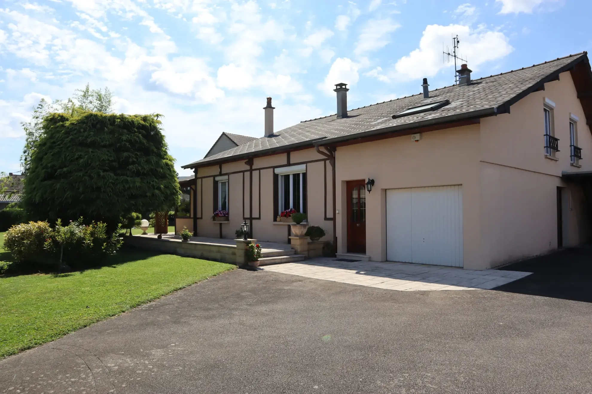 Maison à Autun avec extérieur aménagé, 3 chambres, garage et jardin 