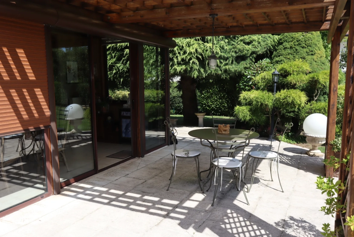 Maison à Autun avec extérieur aménagé, 3 chambres, garage et jardin 