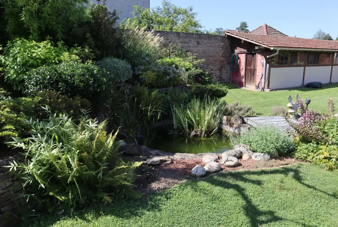 Maison à Autun avec extérieur aménagé, 3 chambres, garage et jardin 